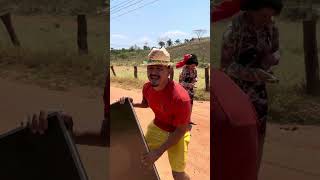 A comadre foi pra cidade pra mandar arrumar a televisão 
