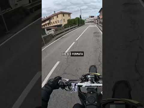 rischia un incidente con un altra macchina