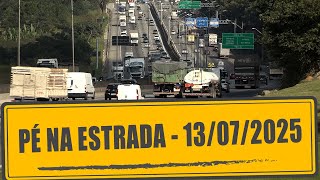 Manutenção do cargueiro e reparo de lona na estrada