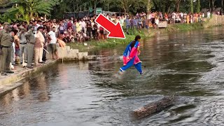 बादल फटने से आई बाढ़ के दौरान नदी में डूबती लड़की पानी पर दौडने लगी ,देख दुनिया हैरान | cloudburst