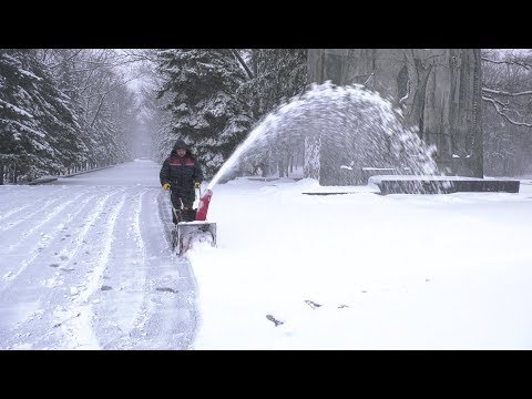 Харків чистять від снігу у дві зміни