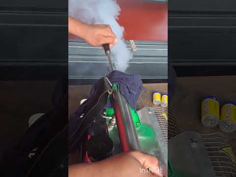 Uitlizando una bomba de Fumigar  #zancudo #malaria