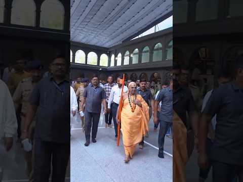 संत शिरोमणी गजानन महाराज मंदिर,शेगाव येथे रामानंदाचार्य यांनी भेट देऊन गजानन महाराजांचे दर्शन घेतले.