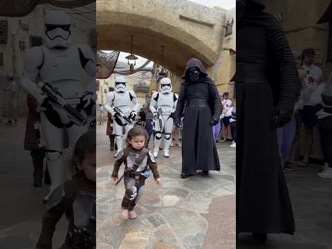 Young Mandalorian gets scared by Kylo Ren￼ 😱 #shorts #mandalorian  #starwars