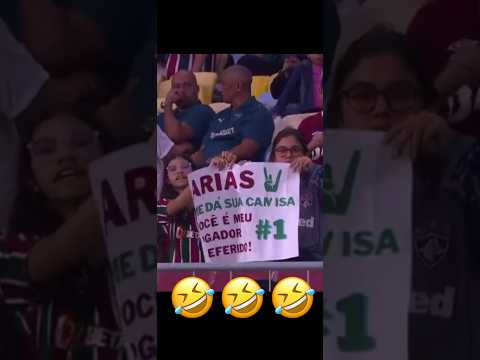 Jogador Rasga Camisa de Fã em Evento e Viraliza com Vaias e Aplausos