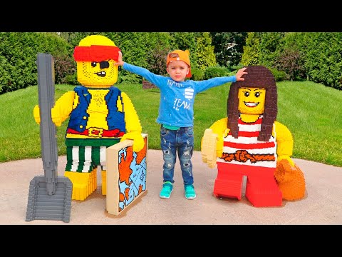 어린이들을 위한 거대한 놀이공원에서 블라드와 니키타가 신나게 놀아요!