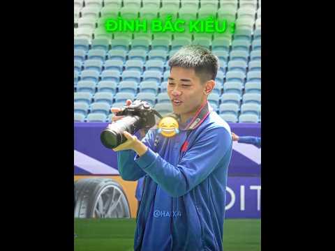 Đình Bắc chụp ảnh trông hài hước quá 😂
