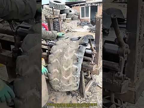 특수 롤러 기계로 폐타이어 트레드 고무를 분리하는 정밀 해체 공정 #worker #process #factory #heavyequipment #material