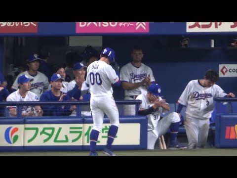9回一打サヨナラの場面で盗塁死してしまった尾田をベンチで出迎える選手たち/石伊は試合後励ましの声をかける（2026/4/29）