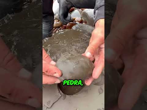 Este homem encontra uma joia preciosa na pedra!
