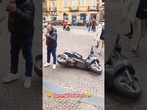 Dammi il telefono 😂 #short #funnyvideo #comedy #risate #jajaja #comedia #videodivertenti #vídeoviral