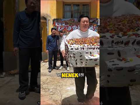 Kakek dan nenek ini jual kue ukuran titan 😳