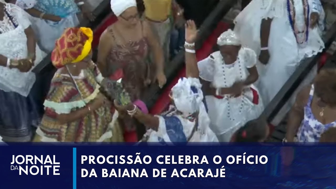 Procissão celebra o ofício da baiana de acarajé