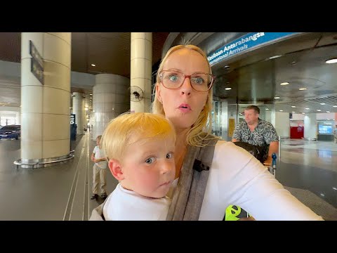 ONZE WERELDREiS BEGiNT! 12 UUR VLIiEGEN MET 4 KiDS NAAR MALEiSiE ✈️  | Bellinga Vlog #3229