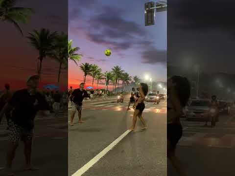 X1 no SINAL 🚘 pode?? 🤭 #futebol #altinha #rua #ecosdaarquibancada #x1 #crias #shortsfutebol #viral