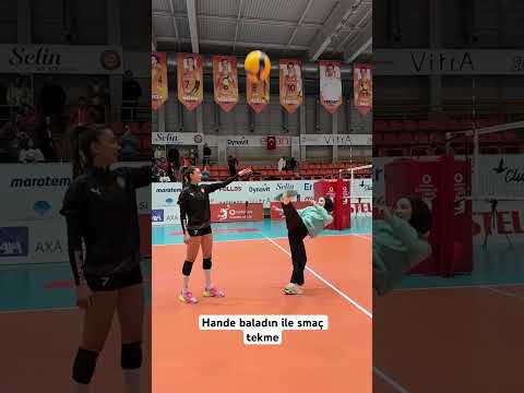 Kübra Dağlı Hande Baladın’ın topuna tekmeyle servis attım