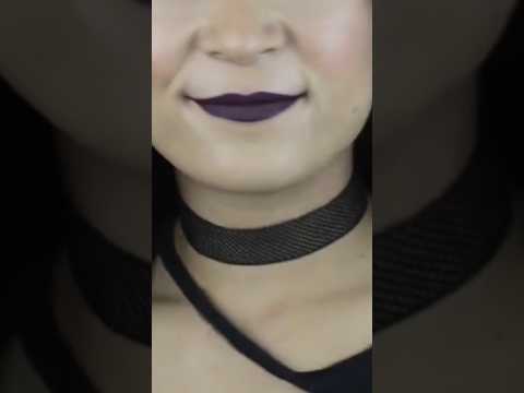 Nunca confíes en una mujer que lleva una cinta en el cuello