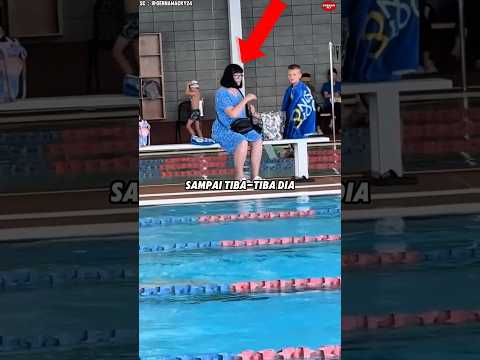 Cewek itu Menyadari Ada Kesalahan di Dalam Dunia Matrix