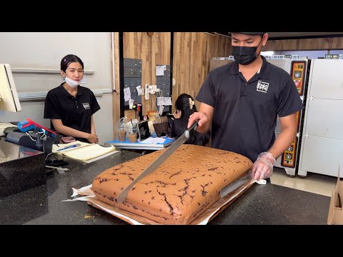 Giant Castella Cake Cutting Skills