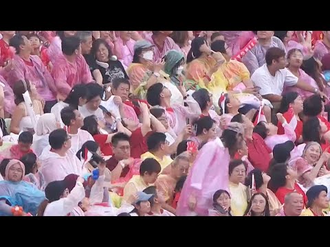 Singaporeans brave hot and wet weather to celebrate National Day at Padang