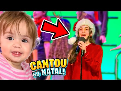 MINHA FILHA ASHLEY CANTOU na FRENTE da ESCOLA INTEIRA na APRESENTAÇÃO de NATAL!  Pai Também Vloga