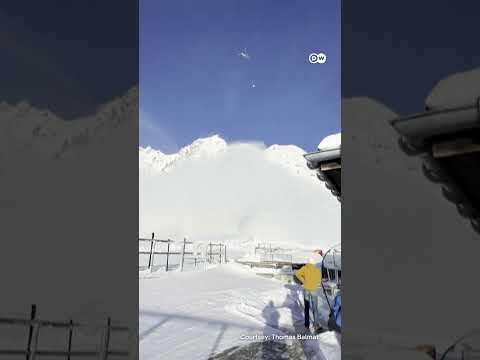 फ्रेंच आल्प्स में हेलीकॉप्टर से हिमस्खलन [Helicopter triggers avalanche in French Alps]