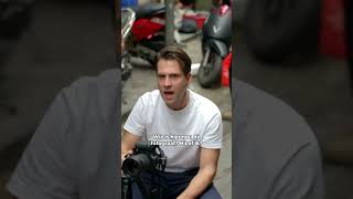 "Wie is hier nou de fotograaf? Hij of ik?!"