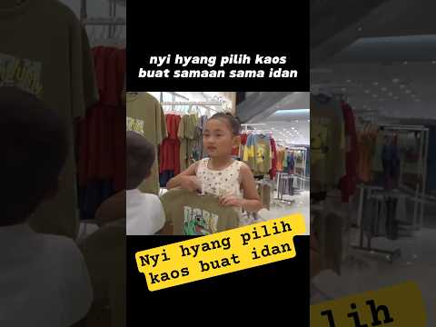 nyi hyang pilih kaos buat Idan