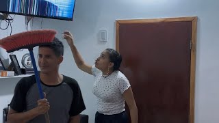Dañe el televisor porque isandrep no me hizo la comida 😡