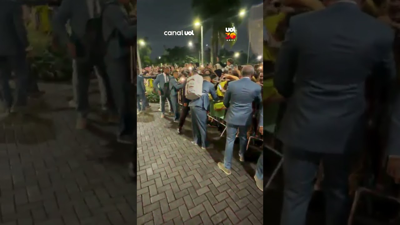 O RAPHINHA PUXOU A FILA, E OS JOGADORES DA SELEÇÃO FORAM DAR UM ALÔ NA TORCIDA
