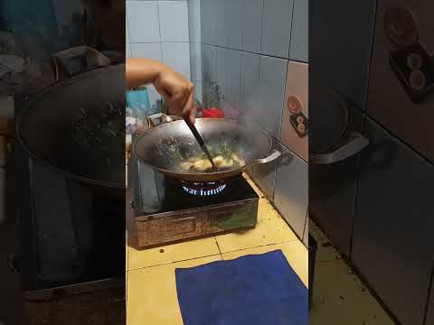 ไข่ต้มผัดใบยอ แต่ไม่ค่อยอร่อยเท่าไหร่ กินได้