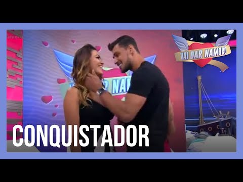 Dono da sunga rosa conquista duas gatas com sua simpatia | Vai Dar Namoro