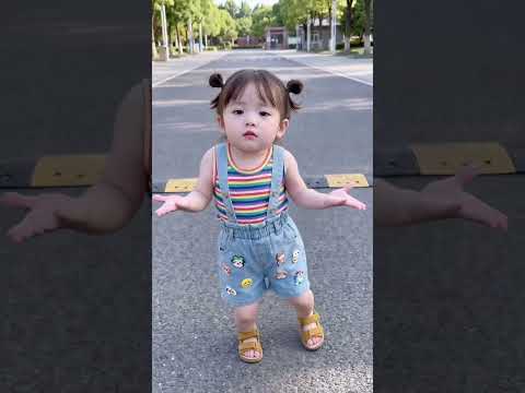 哈哈趁没人偷偷跳一个 骗你生<strong>女</strong>儿#人类幼崽 #萌娃跳舞