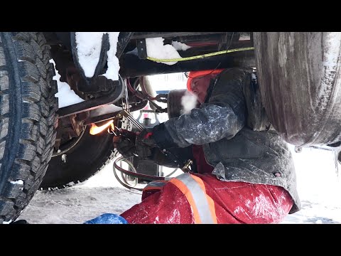 Jamie Struggles -30 Degrees TAKING OUT DRIVESHAFT (FREEZING) in Quesnel, BC | Trucking Life