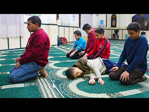صلى هذا الطفل مع أصحابه فى المسجد فحدث شئ غير متوقع وكانت الكارثة !!