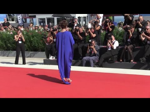 "Stop the Gaza genocide", la scritta sul ventaglio di Laura Morante sul red carpet a Venezia