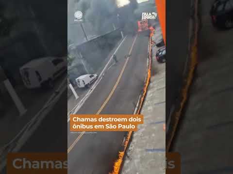 Chamas destroem dois ônibus em São Paulo #shorts