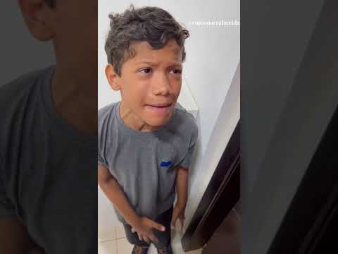 Pai elabora um plano para ensinar uma lição ao filho rude.
