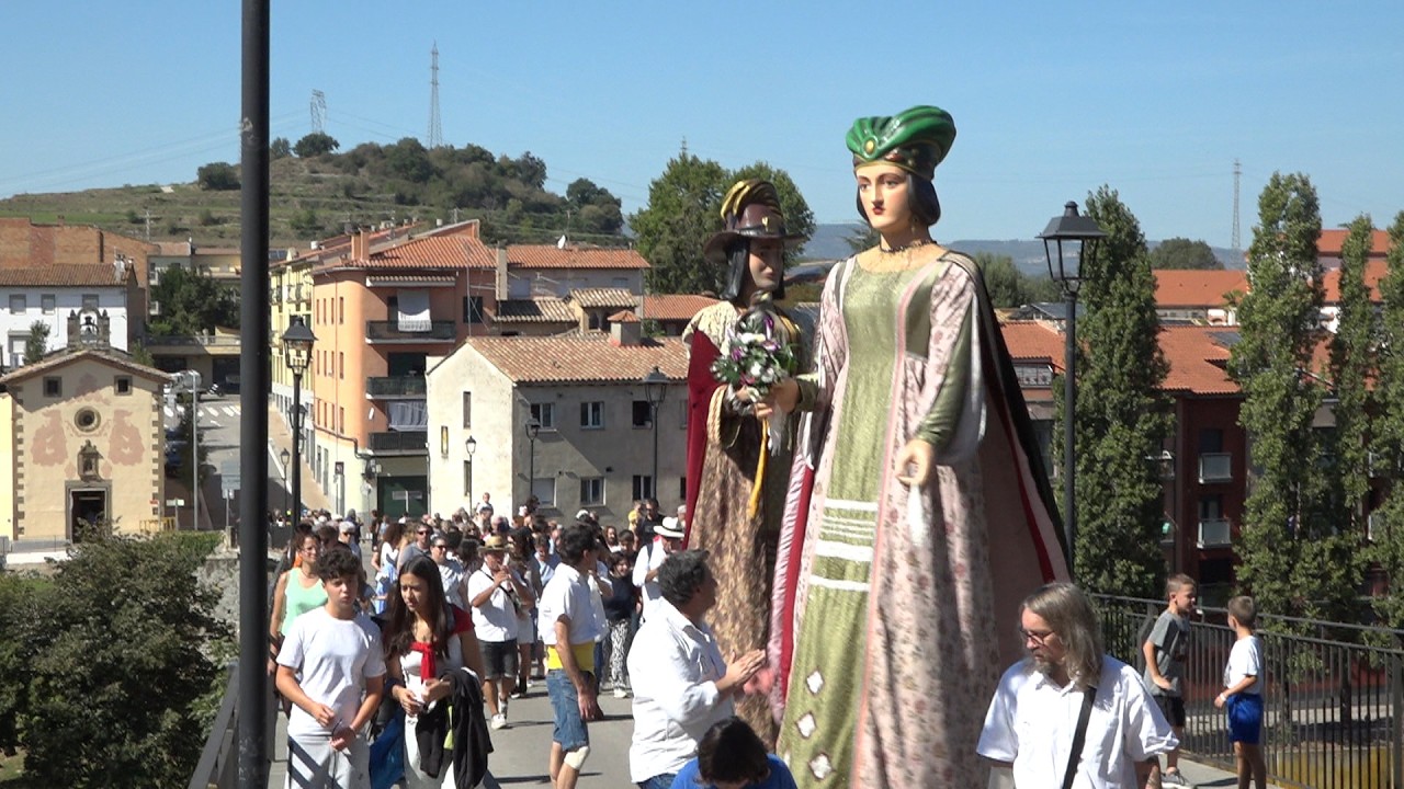 Roda celebra el dia central de la festa major amb la cercavila de gegants