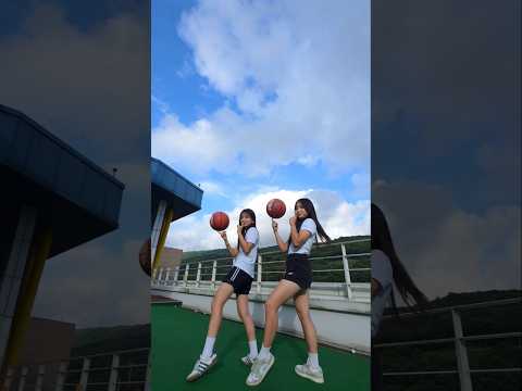 공은 돌고 챌린지는 터진다💥 옥상 하투하 W걸스! #shorts