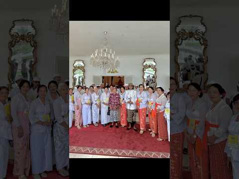 Mengantarkan penglingsir puri Agung Klungkung  Ida Dalem Semara Putra dan Tjokorda Agung pamecutan