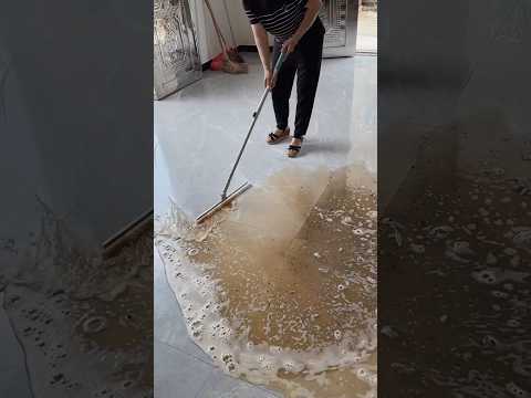 Using this water scraper broom to clean is more time-saving and labor-saving #viralvideo #viralshort