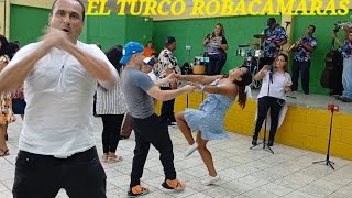 “¡La pareja quería bailar y el Turco salió de protagonista! 😂 👉 “El Turco robacámaras 😱”
