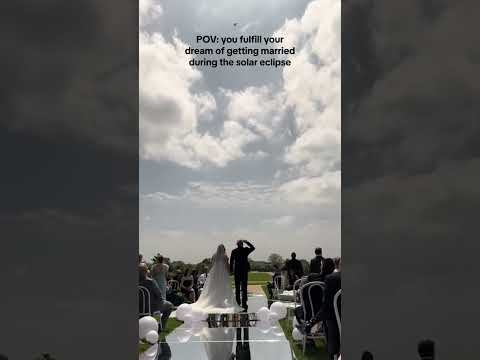 They Got Married During A Solar Eclipse...(@megankayphotography On TT)