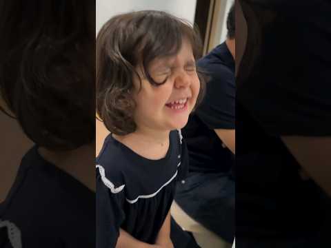 Lulu comendo rúcula pela primeira  vez 🍃 crédito @maju #lulu