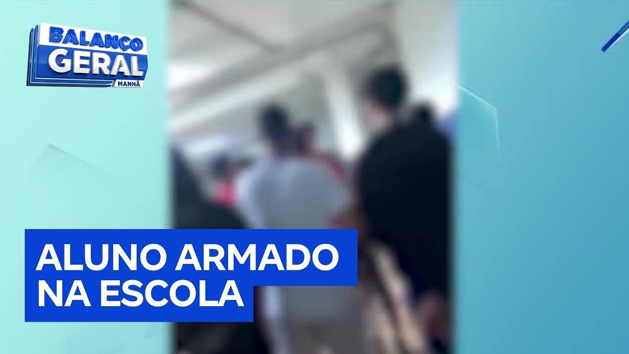 Jovem deixa arma cair durante briga no pátio de escola em Santos SP