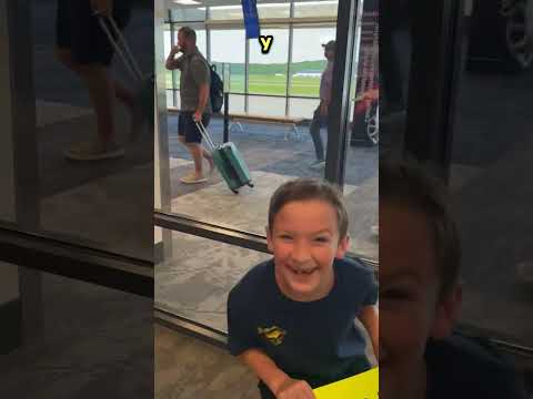 Hijo saluda a padre con señal sorprendente 😂