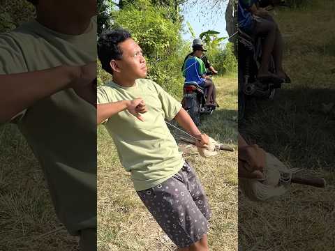 Adu layangan gapangan di hari merdeka #layangan #layanglayang #layanganputus #bocil #shorts #lucu