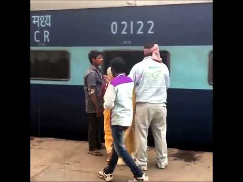इस स्टेशन पर बूढी अमा के साथ जो हुआ उसे देखकर आप भी चौक जायेंगे | The Train Fact #shorts #trains