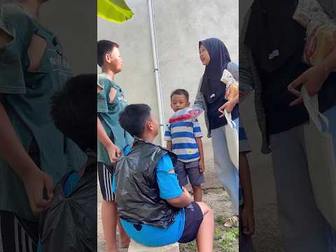 Razka&mama kasih baju ke pengemis#shorts